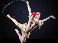 Arte do Mês Paulo Gustavo: Atividades circenses, com artista no aro aéreo